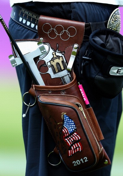 Chiếc bao đựng súng của cảnh sát cũng được trang trí biểu tượng Olympic.
